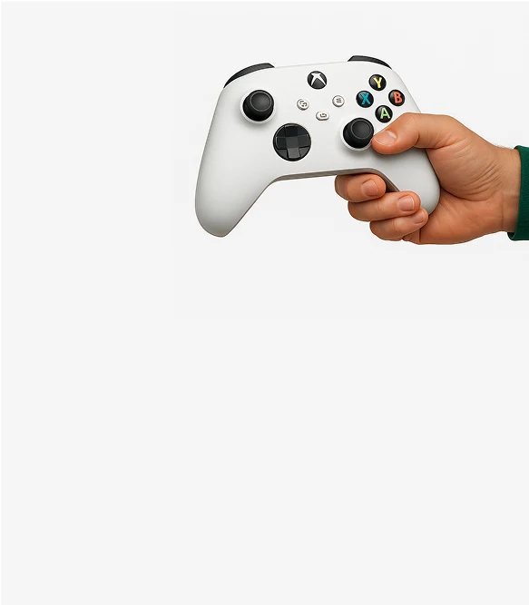 Pessoa segura o joystick de um console de games